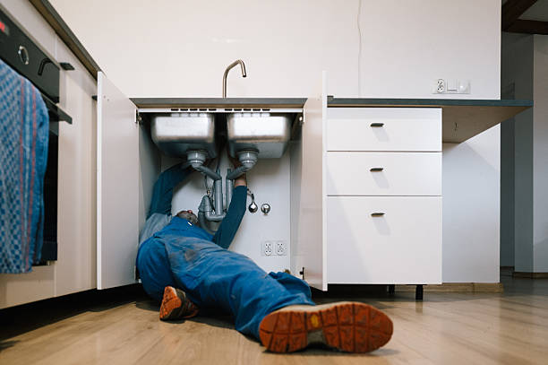 Professional Emergency Plumber technician working in Clarksville, TX